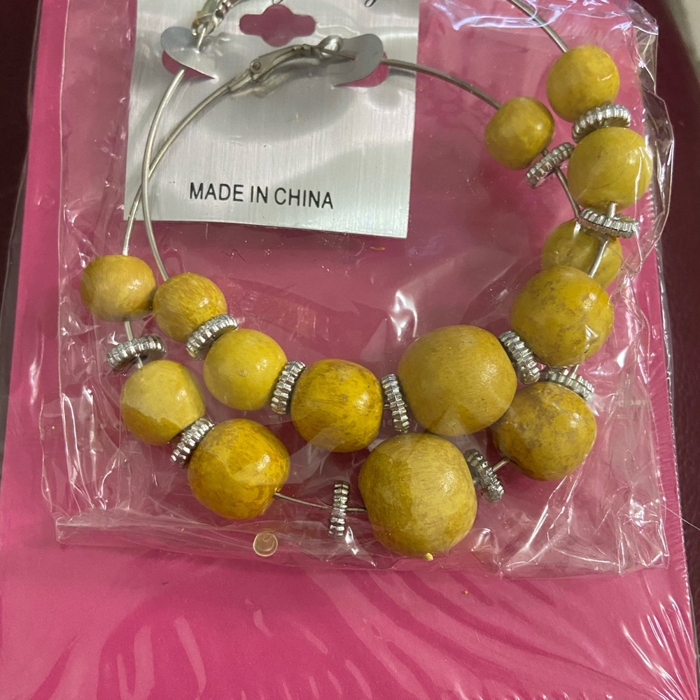 NWT Large Yellow 💛 & Silver Hoop Earrings. - Picture 6 of 7